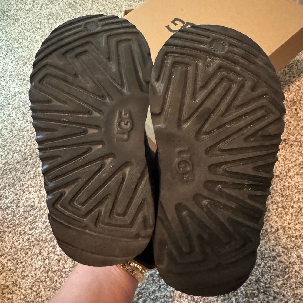 Kids black Ugg boots - Picture 4 of 6